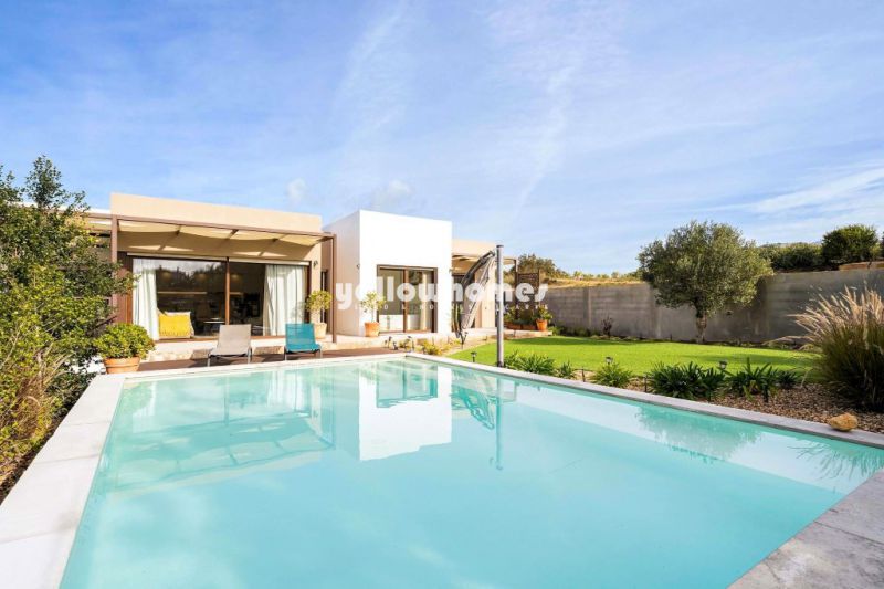 Moderna e luminosa moradia T3 com piscina privada perto de Ferragudo